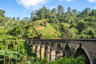 Ella 'da güneşli bir günde ünlü dokuz kemer köprüsü, Sri Lanka tren yolculuğu. Yüksek kalite fotoğraf