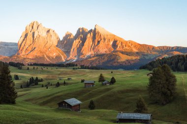Gün batımında Alpe di Siusi 'nin çarpıcı manzarası, Dolomitler, İtalya. Yüksek kalite fotoğraf