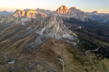 Dolomites, İtalya 'da Nuvolau Averau Passo Giau' nun günbatımı fotoğrafı. Yüksek kalite fotoğraf