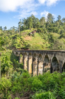 Ella 'da güneşli bir günde ünlü dokuz kemer köprüsü, Sri Lanka tren yolculuğu. Yüksek kalite fotoğraf