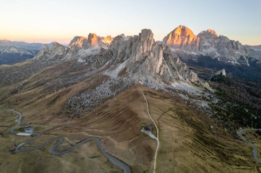 Dolomites, İtalya 'da Nuvolau Averau Passo Giau' nun günbatımı fotoğrafı. Yüksek kalite fotoğraf