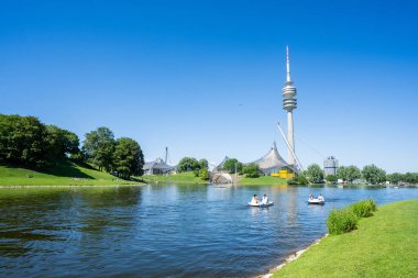 Münih, Bavyera Almanya 'da Olympia Tower Olympiaturm ile Olympia Park manzarası. Yüksek kalite fotoğraf