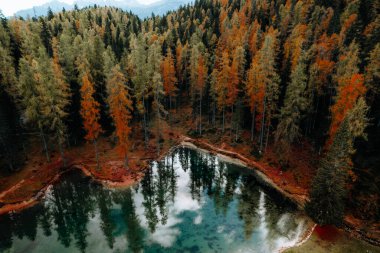 Lago Ghedina Gölü 'nün havadan sonbahar manzarası, Dolomitler Güney Tyrol İtalya. Yüksek kalite fotoğraf
