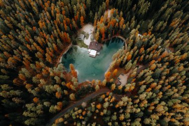 Lago Ghedina Gölü 'nün havadan sonbahar manzarası, Dolomitler Güney Tyrol İtalya. Yüksek kalite fotoğraf