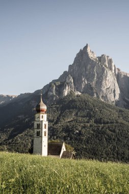 Seis am Schlern, St. Valentin Kilisesi, Dolomites, Castelrotto, Siusi, Trentino Alto Adige İtalya. Yüksek kalite fotoğraf