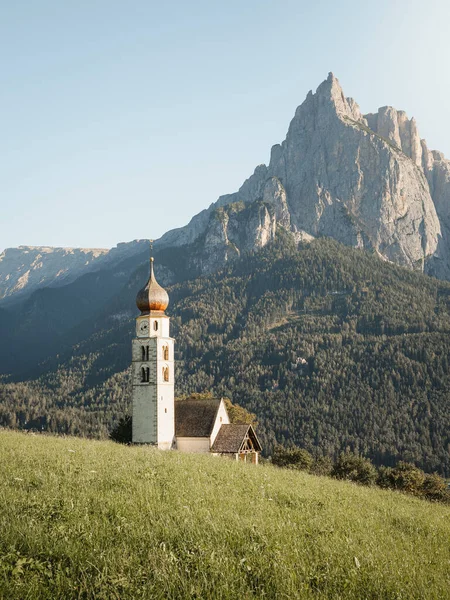 Seis Schlern Szent Valentin Templom Dolomitokban Castelrotto Siusi Trentino Alto — Stock Fotó