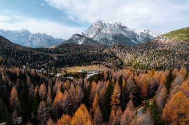 Aerial Autumn Photo Auronzo yolu, Tre Cime, Cortina d Ampezzo Dolomites İtalya. Yüksek kalite fotoğraf