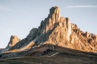 Dolomites, İtalya 'da Nuvolau Averau Passo Giau' nun günbatımı fotoğrafı. Yüksek kalite fotoğraf