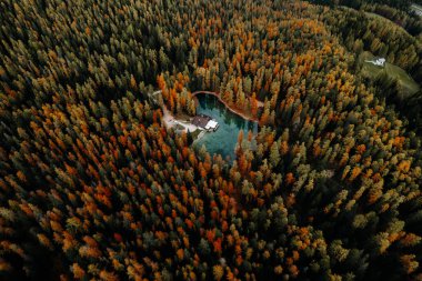 Lago Ghedina Gölü 'nün havadan sonbahar manzarası, Dolomitler Güney Tyrol İtalya. Yüksek kalite fotoğraf