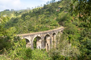 Ella 'da güneşli bir günde ünlü dokuz kemer köprüsü, Sri Lanka tren yolculuğu. Yüksek kalite fotoğraf