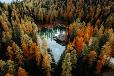Lago Ghedina Gölü 'nün havadan sonbahar manzarası, Dolomitler Güney Tyrol İtalya. Yüksek kalite fotoğraf