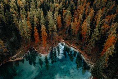 Lago Ghedina Gölü 'nün havadan sonbahar manzarası, Dolomitler Güney Tyrol İtalya. Yüksek kalite fotoğraf