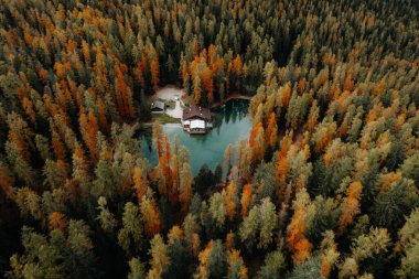Lago Ghedina Gölü 'nün havadan sonbahar manzarası, Dolomitler Güney Tyrol İtalya. Yüksek kalite fotoğraf