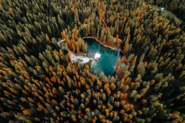Lago Ghedina Gölü 'nün havadan sonbahar manzarası, Dolomitler Güney Tyrol İtalya. Yüksek kalite fotoğraf