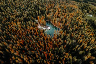 Lago Ghedina Gölü 'nün havadan sonbahar manzarası, Dolomitler Güney Tyrol İtalya. Yüksek kalite fotoğraf