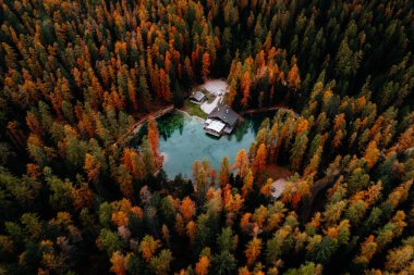 Lago Ghedina Gölü 'nün havadan sonbahar manzarası, Dolomitler Güney Tyrol İtalya. Yüksek kalite fotoğraf