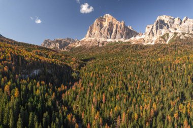 Dolomites South Tyrol İtalya 'sında Passo Giau' da sonbahar manzarası. Yüksek kalite fotoğraf