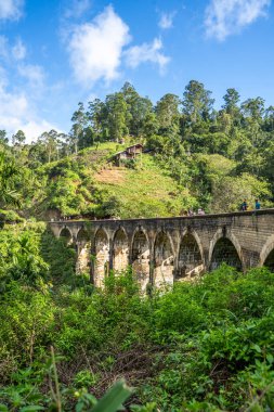 Ella 'da güneşli bir günde ünlü dokuz kemer köprüsü, Sri Lanka tren yolculuğu. Yüksek kalite fotoğraf