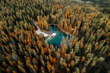 Lago Ghedina Gölü 'nün havadan sonbahar manzarası, Dolomitler Güney Tyrol İtalya. Yüksek kalite fotoğraf