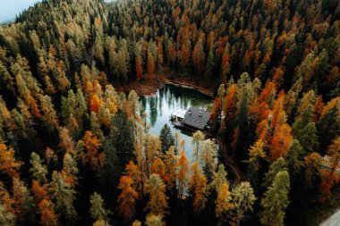 Lago Ghedina Gölü 'nün havadan sonbahar manzarası, Dolomitler Güney Tyrol İtalya. Yüksek kalite fotoğraf