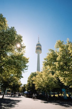 Münih, Bavyera Almanya 'da Olympia Tower Olympiaturm ile Olympia Park manzarası. Yüksek kalite fotoğraf