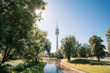 Münih, Bavyera Almanya 'da Olympia Tower Olympiaturm ile Olympia Park manzarası. Yüksek kalite fotoğraf