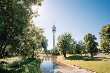 Münih, Bavyera Almanya 'da Olympia Tower Olympiaturm ile Olympia Park manzarası. Yüksek kalite fotoğraf