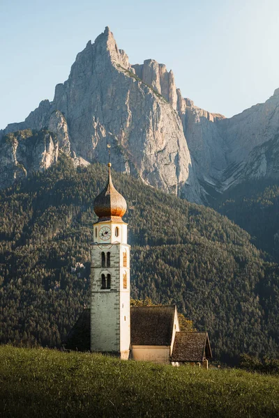 Seis Schlern Szent Valentin Templom Dolomitokban Castelrotto Siusi Trentino Alto — Stock Fotó