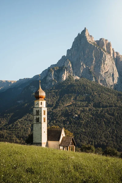 Seis am Schlern, St. Valentin Kilisesi, Dolomites, Castelrotto, Siusi, Trentino Alto Adige İtalya. Yüksek kalite fotoğraf