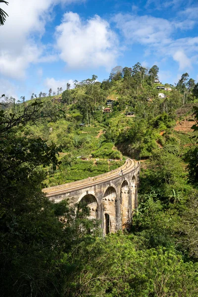 Ella 'da güneşli bir günde ünlü dokuz kemer köprüsü, Sri Lanka tren yolculuğu. Yüksek kalite fotoğraf