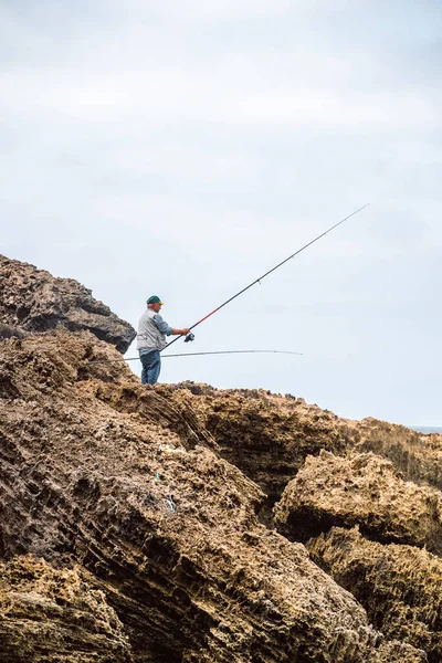 葡萄牙西南海岸的渔民在海滩上 毗邻大西洋 Praia Castelejo 高质量的照片 — 图库照片