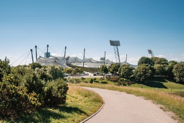 Münih, Bavyera Almanya 'da Olympia Tower Olympiaturm ile Olympia Park manzarası. Yüksek kalite fotoğraf