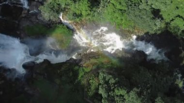 Chiang Mai, Doi Inthanon, Tayland, Asya 'daki Wachirathan şelalesinin insansız hava aracı videosu. Yüksek kaliteli FullHD görüntüler