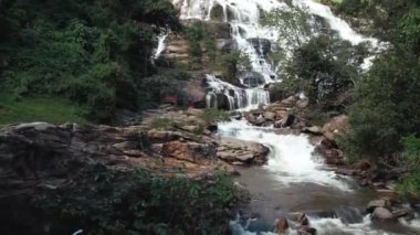 Chiang Mai, Doi Inthanon, Tayland, Asya 'daki Mae Ya şelalesinin insansız hava aracı videosu. Yüksek kaliteli FullHD görüntüler