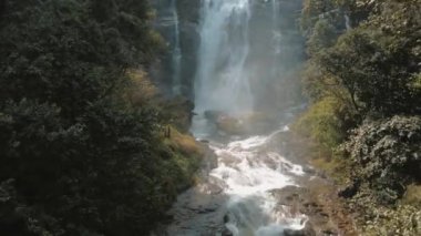 Chiang Mai, Doi Inthanon, Tayland, Asya 'daki Wachirathan şelalesinin insansız hava aracı videosu. Yüksek kaliteli FullHD görüntüler