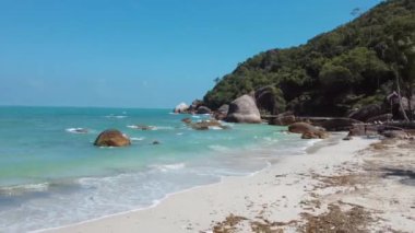 Günbatımında Ko Samui, Tayland 'daki Crystal Beach' te tropik insansız hava aracı görüntüleri. Yüksek kaliteli FullHD görüntüler