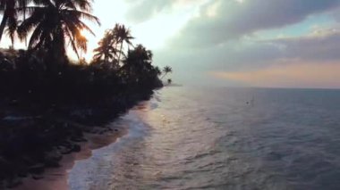Gün batımında Ko Samui, Tayland 'daki Bang Por Plajı' nda tropikal insansız hava aracı görüntüleri. Yüksek kaliteli FullHD görüntüler