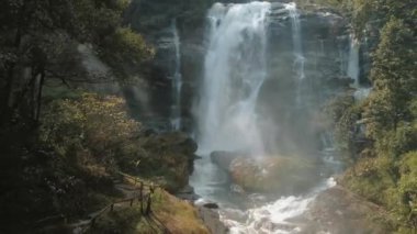 Chiang Mai, Doi Inthanon, Tayland, Asya 'daki Wachirathan şelalesinin insansız hava aracı videosu. Yüksek kaliteli FullHD görüntüler