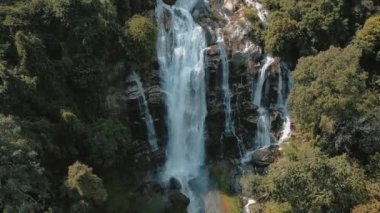 Chiang Mai, Doi Inthanon, Tayland, Asya 'daki Wachirathan şelalesinin insansız hava aracı videosu. Yüksek kaliteli FullHD görüntüler