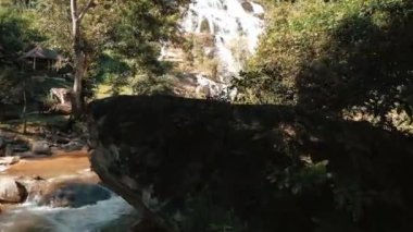 Chiang Mai, Doi Inthanon, Tayland, Asya 'daki Mae Ya şelalesinin insansız hava aracı videosu. Yüksek kaliteli FullHD görüntüler