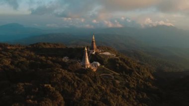 Gün batımında Grand Pagodas 'ın İHA videosu Doi Inthanon, Chiang Mai, Tayland Asya. Yüksek kaliteli FullHD görüntüler