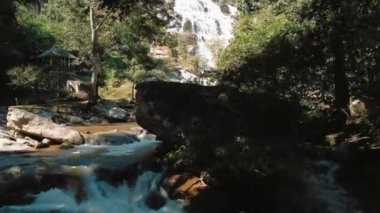 Chiang Mai, Doi Inthanon, Tayland, Asya 'daki Wachirathan şelalesinin insansız hava aracı videosu. Yüksek kaliteli FullHD görüntüler