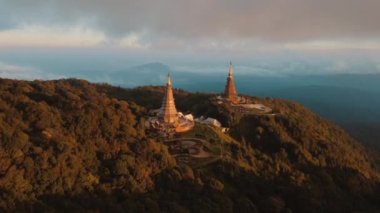 Gün batımında Grand Pagodas 'ın İHA videosu Doi Inthanon, Chiang Mai, Tayland Asya. Yüksek kaliteli FullHD görüntüler