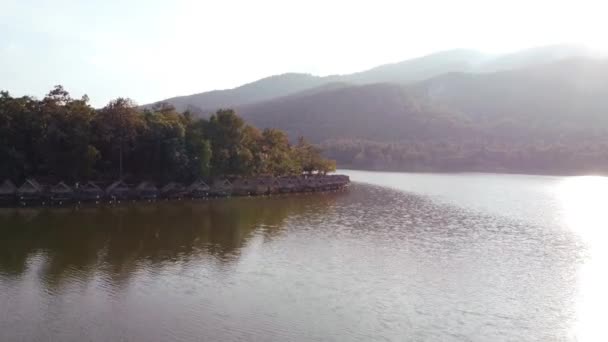 Drone Βίντεο Από Σπίτια Πάνω Από Λίμνη Στο Τσιάνγκ Μάι — Αρχείο Βίντεο