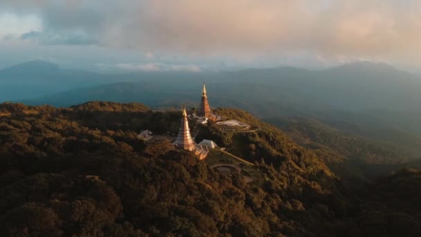 Drone Video Van Grand Pagodas Bij Zonsondergang Doi Inthanon Chiang — Stockvideo