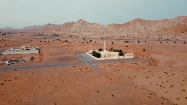 Imágenes Aéreas Una Mezquita Desierto Sharjah Dubai Emiratos Árabes Unidos — Vídeos de Stock