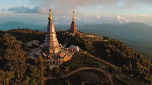 Drone Vídeo Grand Pagodas Sunset Doi Inthanon Chiang Mai Tailândia — Vídeo de Stock