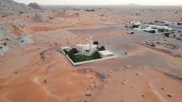 Filmagem Aérea Uma Mesquita Deserto Sharjah Dubai Emirados Árabes Unidos — Vídeo de Stock