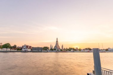 Chao Praya Nehri Bangkok, Tayland 'da gün batımında Wat Arun Tapınağı. Yüksek kalite fotoğraf