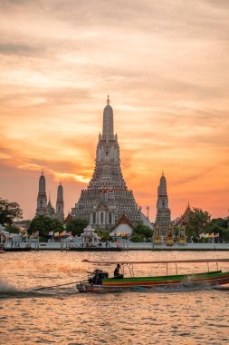 Chao Praya Nehri Bangkok, Tayland 'da gün batımında Wat Arun Tapınağı. Yüksek kalite fotoğraf